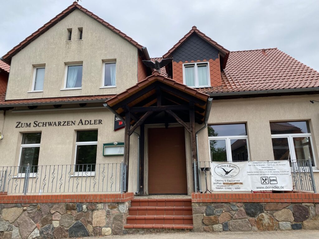 Außenansicht Gasthof Zum schwarzen Adler, Foto: Anet Hoppe