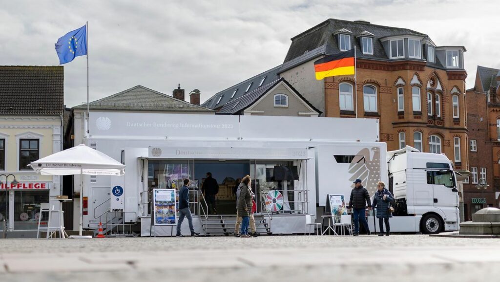 truck_platz_fahnen_bild, Foto: Deutscher Bundestag, Lizenz: Deutscher Bundestag