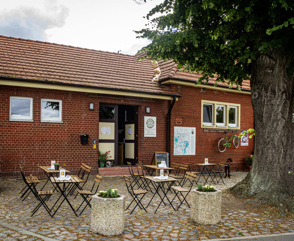 Café im Alten Bahnhof Warnitz, Außenansicht, Foto: Mario Thiel , Lizenz: Mario Thiel